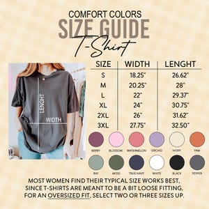 Peut inclure: Tableau des tailles pour un t-shirt avec des mesures en pouces. Le tableau indique la largeur et la longueur du t-shirt dans les tailles S, M, L, XL, 2XL et 3XL. Le tableau comprend &eacute;galement une palette de couleurs avec des noms comme Berry, Blossom, Watermelon, Orchid, Ivory, Yam, Bay, Moss, True Navy, White, Black et Pepper.