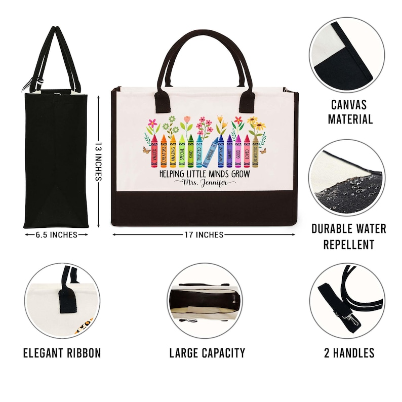 Puede incluir: Una bolsa de lona blanca con asas negras y fondo marr&oacute;n. La bolsa presenta un dise&ntilde;o colorido de l&aacute;pices de colores con flores y el texto "Helping Little Minds Grow - Mrs. Jennifer". La bolsa mide 43 cm de ancho y 33 cm de alto.