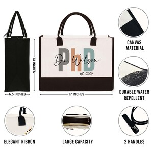 Pode incluir: Uma bolsa tote de lona branca com detalhes marrons e al&ccedil;as pretas. A bolsa tem uma grande impress&atilde;o de "Dr. Wilson est. 2024" em letras coloridas. A bolsa mede 43 cm de largura e 33 cm de altura. A bolsa &eacute; feita de material de lona resistente e imperme&aacute;vel.