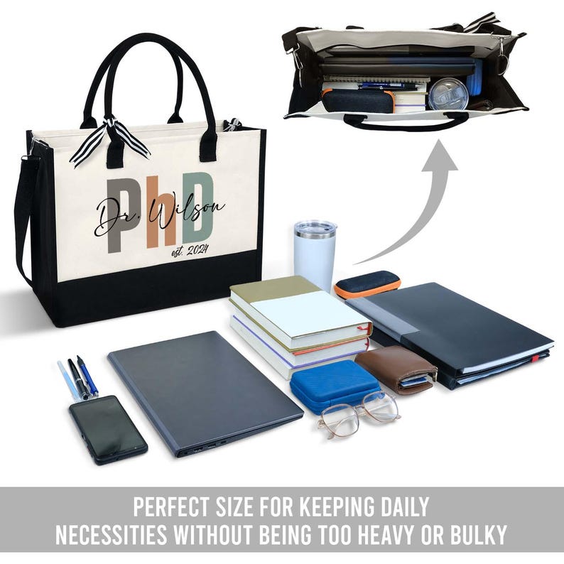 Pode incluir: Uma bolsa tote de lona preta e branca com uma al&ccedil;a preta. A bolsa tem o texto "Dr. Wilson est. 2024" impresso nela com uma fonte colorida. A bolsa &eacute; mostrada com um laptop, livros, um telefone, &oacute;culos e outros itens dentro.