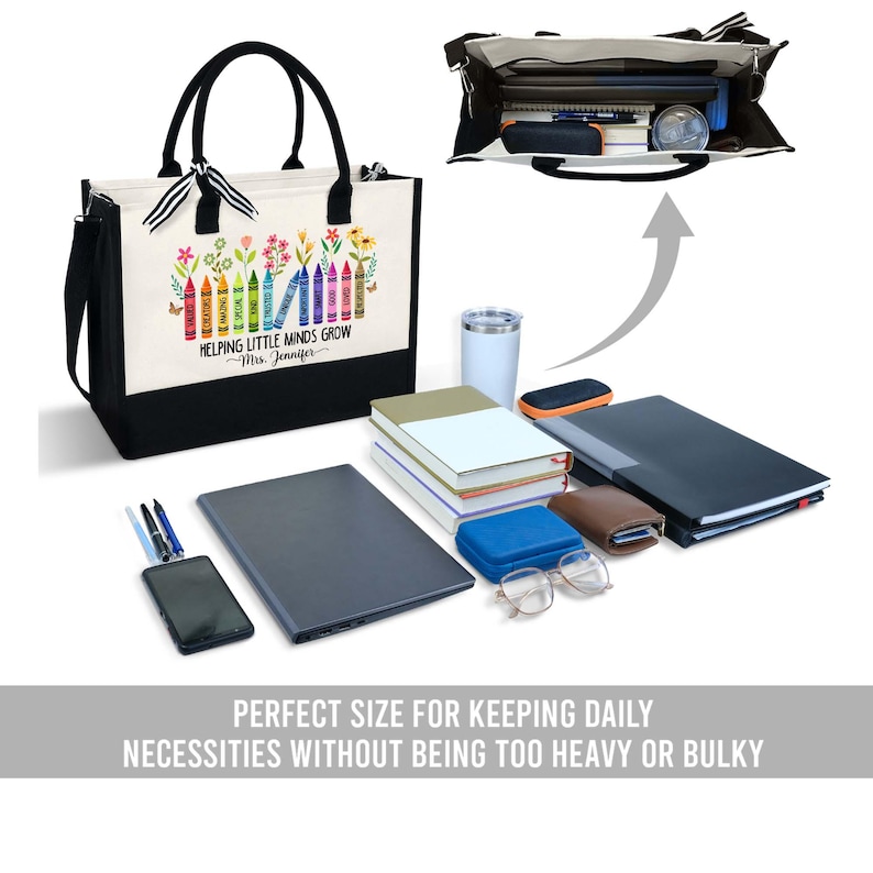 Puede incluir: Una bolsa de mano de color blanco y negro con un inserto de lona crema. El inserto de lona presenta una ilustraci&oacute;n colorida de l&aacute;pices de colores y el texto "Helping Little Minds Grow - Mrs. Jennifer". La bolsa de mano se muestra con una computadora port&aacute;til, libros, un tel&eacute;fono, una botella de agua, gafas y un estuche para l&aacute;pices.