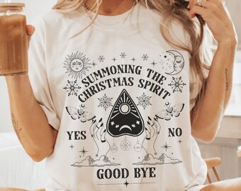 Camiseta de Natal de bruxa, camiseta com espírito de Natal do fantasma Ouija, bruxaria gótica, quadro falante místico, paganismo Yule, presente para amantes do tarô de cristal