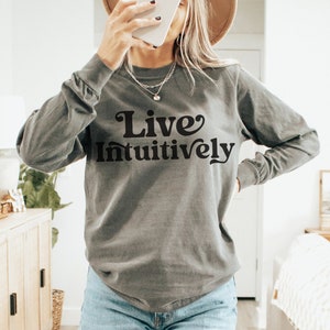 Vive intuitivamente camisa de colores cómodos de manga larga, espiritismo, mágicamente intuitivo, místico espiritual, regalo de afirmación, dotado psíquico