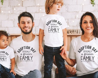 Camisetas de família combinando para o dia da adoção, camisetas adotadas, presente de adoção, família para sempre, oficialmente uma família, camisetas de anúncio de adoção