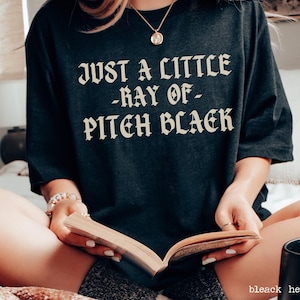 Solo un piccolo raggio di t-shirt nera, abbigliamento gotico, camicia stagione spettrale, maglietta di Halloween, vibrazioni lunatiche scure, regalo gotico, mamma alternativa