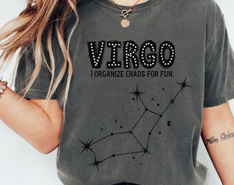 Może przedstawiać: Szary T-shirt z czarnym nadrukiem konstelacji Panny i tekstem "VIRGO I ORGANIZE CHAOS FOR FUN."