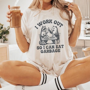 Mangez des déchets raton laveur opossum, chemise d'haltérophilie pour maman musclée, tenue de sport amusante pour entraînement, maman crossfit, chemise maman ajustée, cadeau de coureur image 1