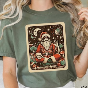 Retro Santa Comfort Colors T-Shirt, Psychedelic Mushroom Hippie Santa Claus Shirt, Groovy Christmas Tee, Vintage Xmas, Stoner Christmas Gift