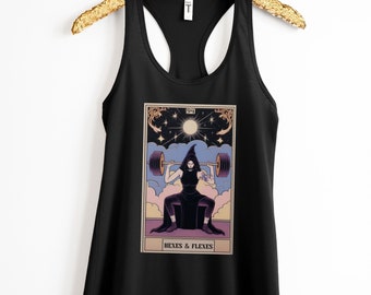 Peut inclure: Un débardeur noir avec un graphique d'une carte de tarot représentant une femme en robe noire à capuche soulevant une barre d'haltères. La carte est intitulée "Hexes & Flexes".