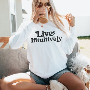 Vive intuitivamente camisa de colores cómodos de manga larga, espiritismo, mágicamente intuitivo, místico espiritual, regalo de afirmación, dotado psíquico