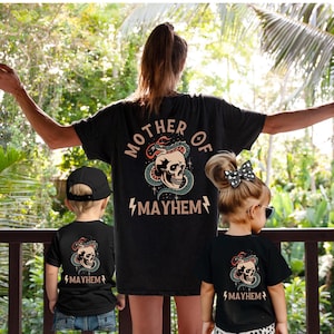 Mutter von Mayhem T-Shirt passendes Familienshirt, cooles Muttergeschenk, Mutter des Mädchens, Mutter des Jungen T-Shirt, Grunge Alternative Punk Rocker Frau, wildes Kind