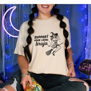 Bruja Latein Spanisches Halloween T-Shirt, Witchy Brujaria Chingona T-Shirt, Gruselige Saison Niedliches T-Shirt, Pinup Hexe Shirt, Mexicana Spanglish