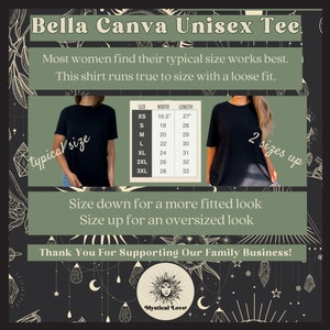 Op de afbeelding: Zwart unisex T-shirt met een maattabel die de breedte en lengte in inches aangeeft. De tekst "Bella Canva Unisex Tee" staat bovenaan de afbeelding. De tekst "De meeste vrouwen vinden dat hun gebruikelijke maat het beste past. Dit shirt valt normaal uit en heeft een losse pasvorm." staat onder de titel. De tekst "Een maat kleiner voor een strakkere look. Een maat groter voor een oversized look." staat onder de maattabel. De tekst "Bedankt voor het steunen van ons familiebedrijf!" staat onder de maatgegevens. De tekst "Mystical Love" staat onderaan de afbeelding.