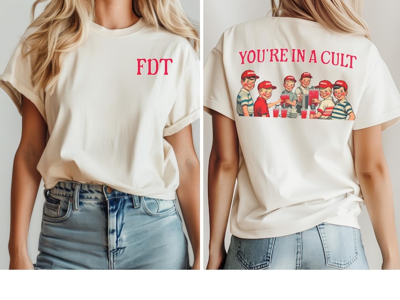 K&ouml;nnte beinhalten: Ein wei&szlig;es T-Shirt mit dem Text "FDT" auf der Vorderseite und "YOU'RE IN A CULT" auf der R&uuml;ckseite. Das Design auf der R&uuml;ckseite zeigt eine Gruppe von Cartoon-Kindern, die aus Gl&auml;sern trinken.