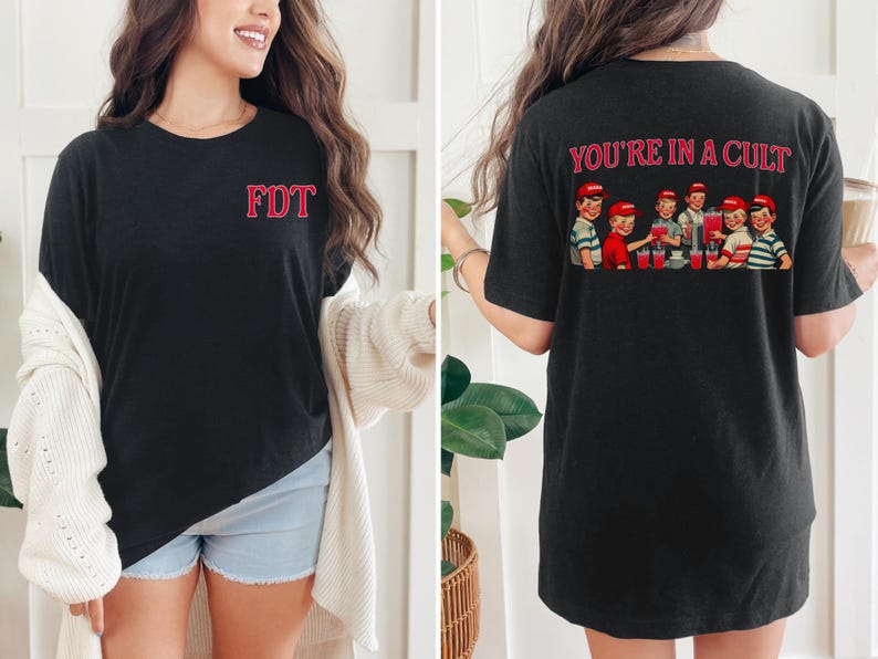 K&ouml;nnte beinhalten: Schwarzes T-Shirt mit dem Text "FDT" auf der Vorderseite und "YOU'RE IN A CULT" mit einem Vintage-Bild von Kindern, die ein Getr&auml;nk trinken, auf der R&uuml;ckseite.