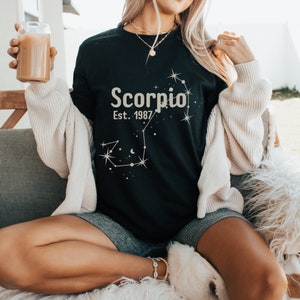 Camiseta personalizada del zodíaco Escorpio, año de nacimiento personalizado octubre noviembre camisa de cumpleaños, regalo del horóscopo, carta de astrología celestial de signos estelares