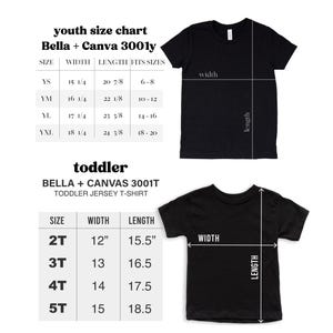 以下が含まれることがあります： Bella + Canvas 3001Y ユースと幼児用Tシャツのサイズチャート。チャートは、各サイズの長さと幅の寸法をインチで示しています。ユースサイズはYS、YM、YI、YXLです。幼児サイズは2T、3T、4T、5Tです。