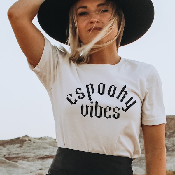 Espooky Vibes T-Shirt, Spooky Season, Latina Halloween, Funny Spanish Teacher Shirt, Bruja, latinx, Creepy Season Shirt, Maestra Tee-Shirt