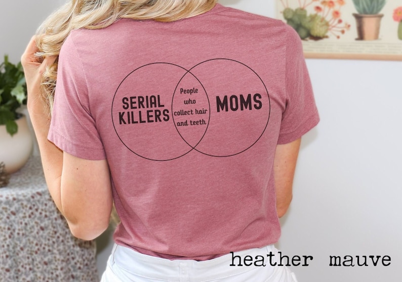 Puede incluir: Camiseta de color malva heather con un gr&aacute;fico de diagrama de Venn que dice "Asesinos en serie" y "Mam&aacute;s" con la secci&oacute;n superpuesta que dice "Personas que recogen cabello y dientes".
