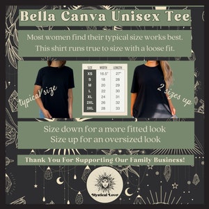 Puede incluir: Camiseta unisex negra con una tabla de tallas que muestra las medidas de ancho y largo en pulgadas. El texto "Bella Canva Unisex Tee" est&aacute; en la parte superior de la imagen. El texto "La mayor&iacute;a de las mujeres encuentran que su talla habitual funciona mejor. Esta camiseta es de talla normal con un ajuste holgado." est&aacute; debajo del t&iacute;tulo. El texto "Talla hacia abajo para un look m&aacute;s ajustado. Talla hacia arriba para un look de gran tama&ntilde;o." est&aacute; debajo de la tabla de tallas. El texto "&iexcl;Gracias por apoyar nuestro negocio familiar!" est&aacute; debajo de la informaci&oacute;n de tallas. El texto "Mystical Love" est&aacute; en la parte inferior de la imagen.