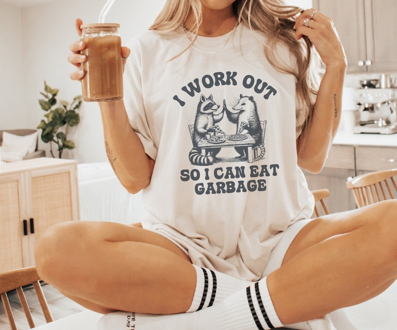 Mangez des déchets raton laveur opossum, chemise d'haltérophilie pour maman musclée, tenue de sport amusante pour entraînement, maman crossfit, chemise maman ajustée, cadeau de coureur image 1