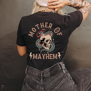 Mutter von Mayhem T-Shirt passendes Familienshirt, cooles Muttergeschenk, Mutter des Mädchens, Mutter des Jungen T-Shirt, Grunge Alternative Punk Rocker Frau, wildes Kind