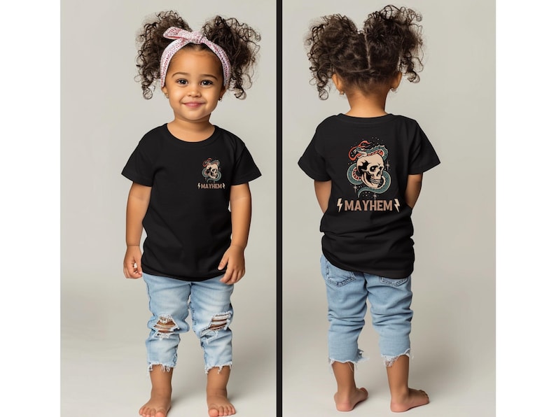 以下が含まれることがあります： 黒いTシャツに、頭蓋骨とヘビのグラフィックと「MAYHEM」の文字が背中にプリントされています。Tシャツは、薄いブルーのジーンズを履いた子供が着用しています。