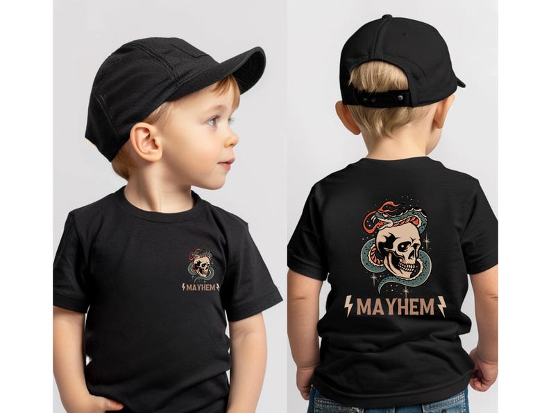 以下が含まれることがあります： 黒のTシャツ。背面には骸骨とヘビのグラフィック、前面には小さな骸骨のグラフィックがプリントされています。シャツには「MAYHEM」の文字がプリントされています。シャツは、黒い野球帽をかぶった子供が着用しています。