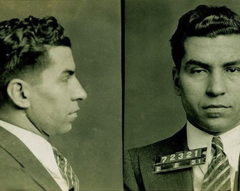 Puede incluir: Una fotografía policial en blanco y negro de un hombre con cabello oscuro y traje. La fotografía policial tiene dos fotos, una con el hombre mirando hacia adelante y la otra con el hombre mirando hacia un lado. El hombre lleva una chaqueta de traje y una corbata. La fotografía policial tiene una etiqueta numerada en la chaqueta que dice "72321".