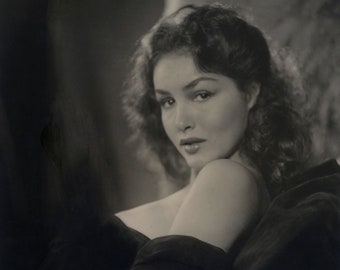 Alfred Cheney Johnston - Julie Newmar Catwoman Profile Portrait Hollywood Glamor Shot (1922) - 17" x 22" Fine Art Print
