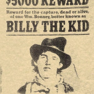 Puede incluir: Un cartel de se busca vintage con una imagen en blanco y negro de Billy the Kid, ofreciendo una recompensa de $ 5,000 por su captura, vivo o muerto.