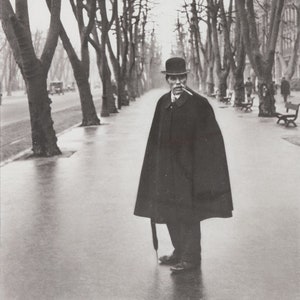 Henri Cartier Bresson - Hombre con gorra y bastón en la calle en Marsella, Francia (1932) - Impresión artística de 17" x 22"