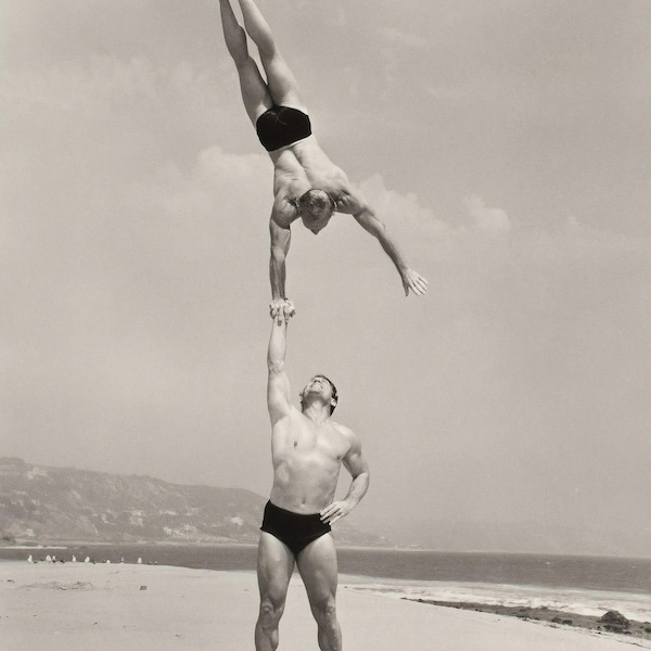 Bruce Bellas of LA - Vintage Two Men Beach Akrobatik Muskel Bauch Körperbau 1950er Jahre - 17 "x 22" Fine Art Print