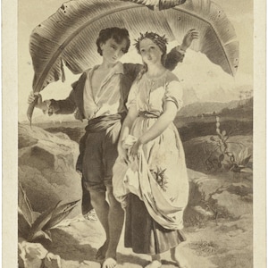 以下が含まれることがあります： 大きな葉の下に立っているカップルの白黒の版画。男性は左側に、女性は右側に立っています。2人ともシンプルな服装をしています。背景は山と木のある風景です。