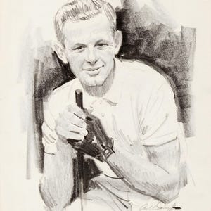 Puede incluir: Dibujo a lápiz en blanco y negro de un hombre con una camisa blanca sosteniendo un palo de golf. El hombre sonríe y mira al espectador. El dibujo está firmado "Carl Smythe".