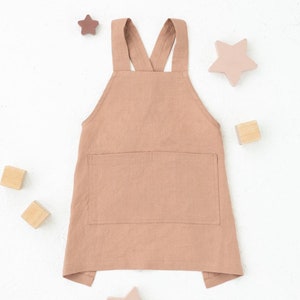 PDF apron pattern for kids. Apron sewing pattern with crossed back and front pocket Peachy. Apron for 2-11 years child. In English language.