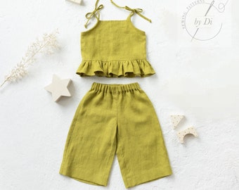 Conjunto de patrones de costura de top crop sin mangas con lazos y volantes y culottes cropped para niños de 2 a 6 años.