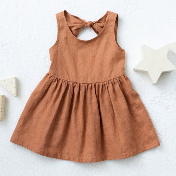 Patrón de costura en PDF para vestido con lazo en la espalda Marigold. Vestido de verano para niñas de flores en tallas de 3 meses a 6 años.