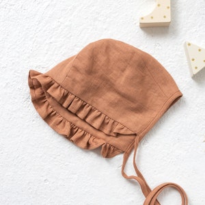 Mönster för babyhatt. Paket med 3. Babyhatt med volang. Babyhatt med brätte. Storlekar 0-24 månader. bild 2