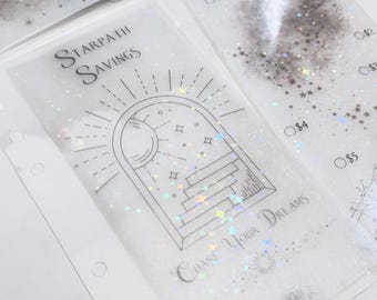 Könnte beinhalten: Transparente Budget-Ordner-Einsätze mit holografischem Glitzer und den Worten "STARPATH SAVINGS" und "CHASE YOUR DREAMS". Die Einsätze haben Abschnitte für verschiedene Beträge, wie z. B. 1 €, 4 € und 5 €.