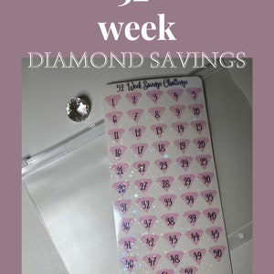 Könnte beinhalten: Ein Stickerbogen mit rosa Diamanten mit den Nummern 1-52, für eine 52-Wochen-Spar-Challenge. Die Worte "52 week DIAMOND SAVINGS" stehen oben. Links befindet sich ein klarer, facettierter Edelstein.