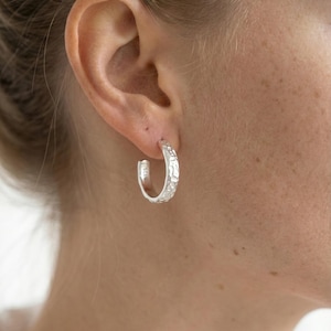 Boho Gehämmerte Sterling Silber Huggie Creolen, Große Ohrringe gehämmert 18 mm in C-Form, Minimalistische Ohrringe, Vintage Charm Ohrringe