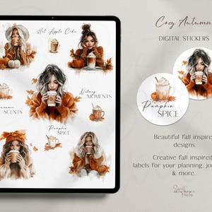 Op de afbeelding: Digitale stickers met een gezellig herfstthema. De afbeelding toont illustraties van vrouwen met koffiekopjes, pompoenen en herfstbladeren. Tekst bevat "Hot Apple Cider", "Cinnamon Scents" en "Pumpkin Spice".