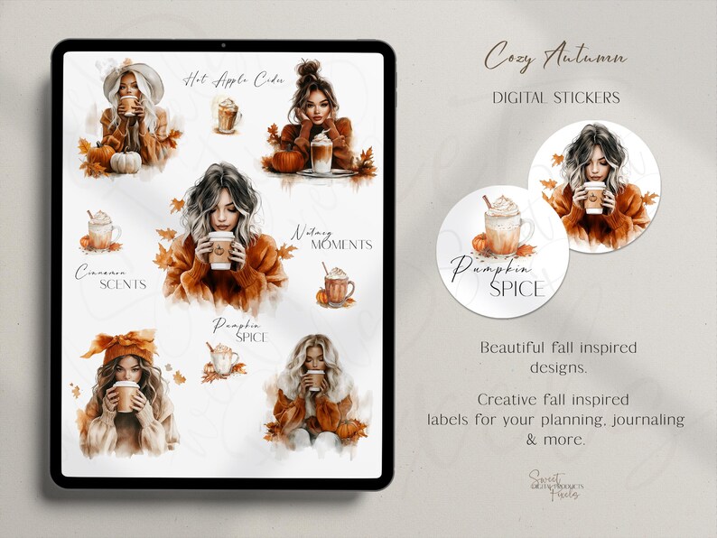 Op de afbeelding: Digitale stickers met een gezellig herfstthema. De afbeelding toont illustraties van vrouwen met koffiekopjes, pompoenen en herfstbladeren. Tekst bevat "Hot Apple Cider", "Cinnamon Scents" en "Pumpkin Spice".