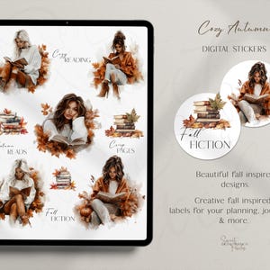 Op de afbeelding: Digitale stickers met een gezellig herfstthema. De afbeelding toont illustraties van mensen die boeken lezen, omringd door herfstbladeren. Tekst bevat "Cozy Reading", "Autumn Reads", "Cozy Pages" en "Fall Fiction".