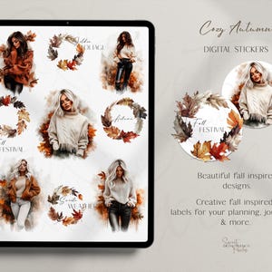 Op de afbeelding: Digitale stickers met een gezellig herfstthema. De afbeelding toont illustraties van vrouwen, herfstbladerkransen en tekst die luidt "Golden Foliage", "Autumn", "Fall Festival" en "Sweater Weather". De tekst "Cozy Autumn" en "Digital Stickers" zijn ook aanwezig.