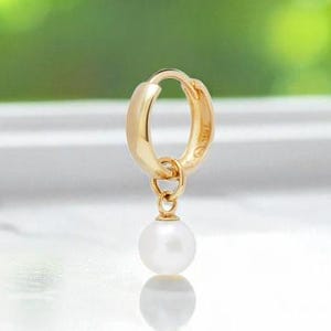 14K Gold Süßwasserperle Hoop Charm: Minimalistischer Anhänger