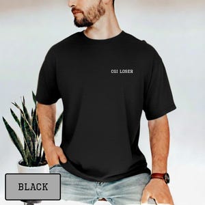 Könnte beinhalten: Schwarzes T-Shirt mit dem weißen Text "CGI LOSER" auf der Brust. Das Shirt hat eine einfarbige schwarze Farbe und scheint aus einem weichen Material zu sein. Das Wort "BLACK" steht in einem grauen Feld am unteren Bildrand.