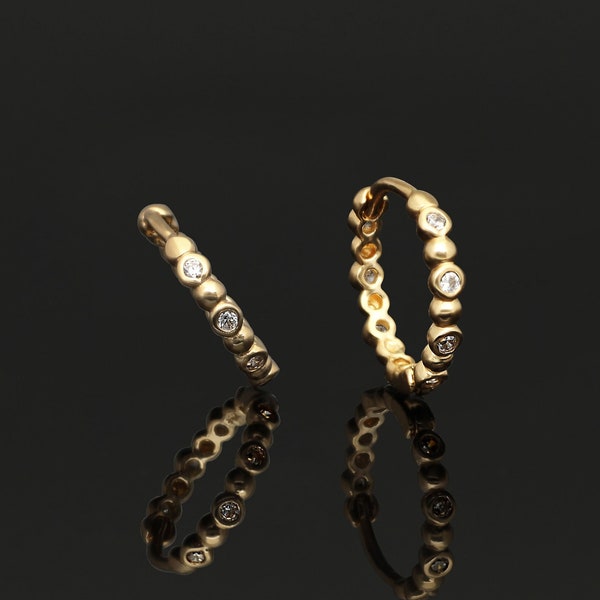 Cerchi Huggie in oro massiccio 14K con perline con oro e zirconi cubici, Helix Hoop, Piercing al trago, gioielli in oro setto, orecchini con gemme blu