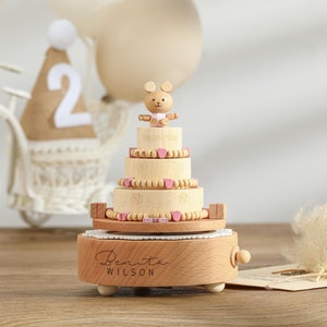 Caja de música de cumpleaños con forma de pastel de conejito, caja de música de madera, caja de música de madera personalizada hecha a mano, primer cumpleaños, regalo de caja de música personalizada, regalo para bebé